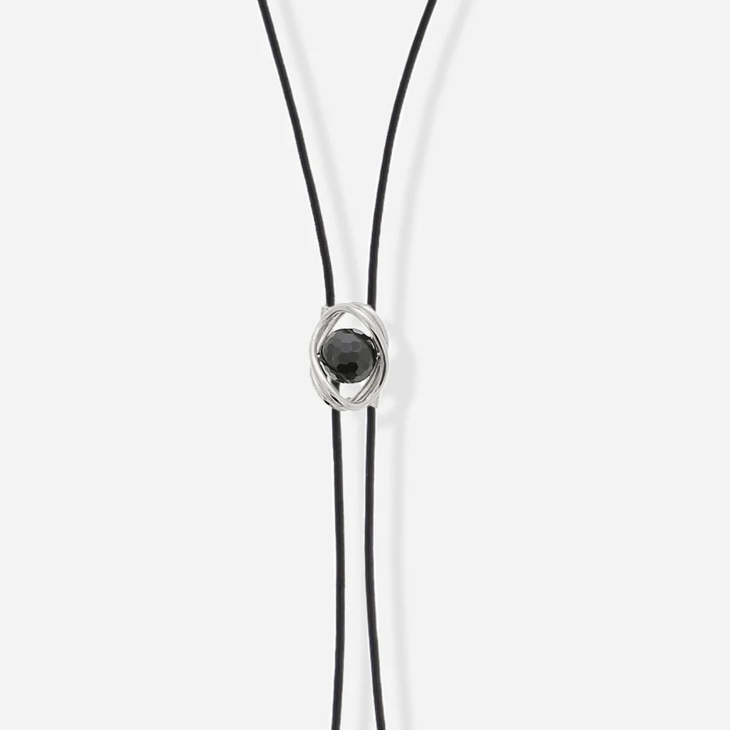 Collier cravate Bolo Anomalie unisexe en cuir noir, avec détail en satin argenté et perle de verre noire.