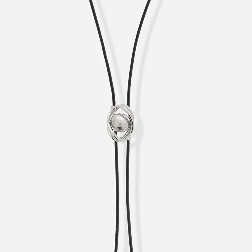 Collier cravate Bolo Anomalie unisexe en cuir noir, détail métallique et perle en satin argenté.