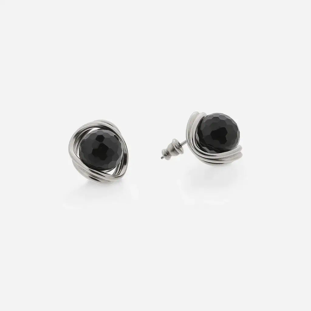 Des boucles d’oreilles perles Anomalie pour femme, en métal satiné argenté avec perles en verre noir.