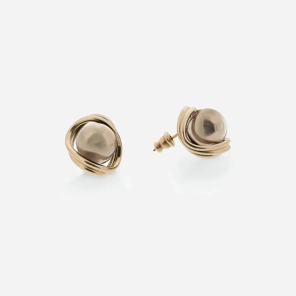 Des boucles d’oreilles perles Anomalie pour femme, en métal satiné doré avec perles en métal doré.