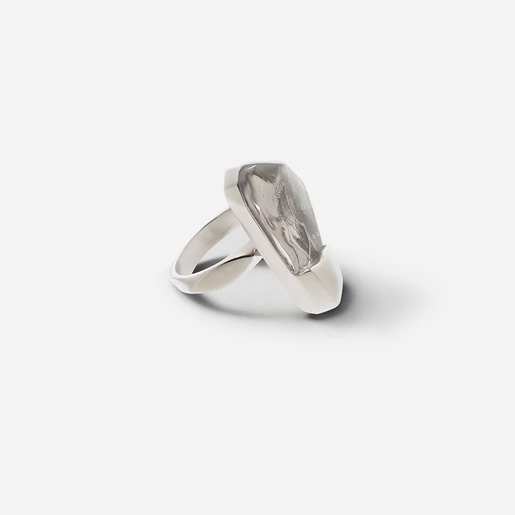 La bague cristal de roche Turbulence en métal argenté mise sur une géométrie brute et un éclat minéral.
