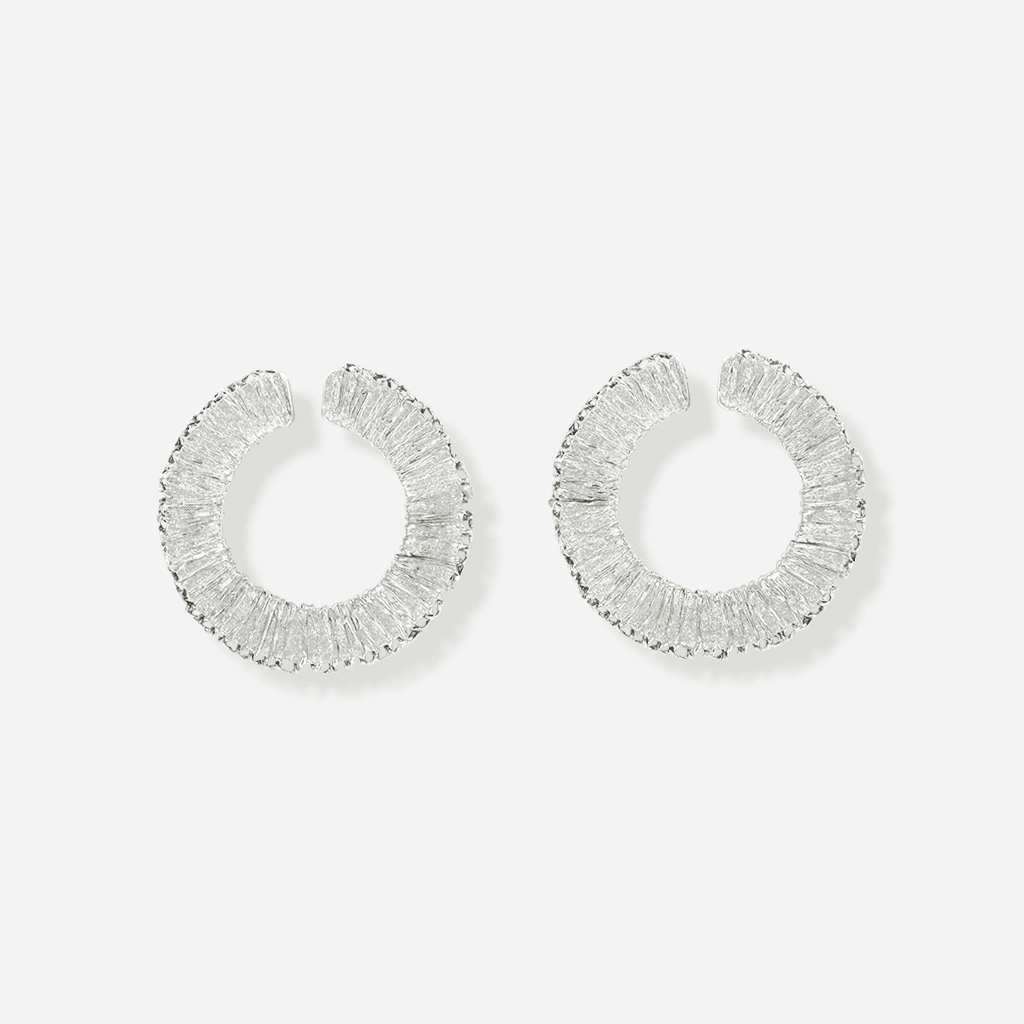 Grands anneaux texturés Spirale en métal argenté, boucles d’oreilles à glisser dans le creux de l’oreille.