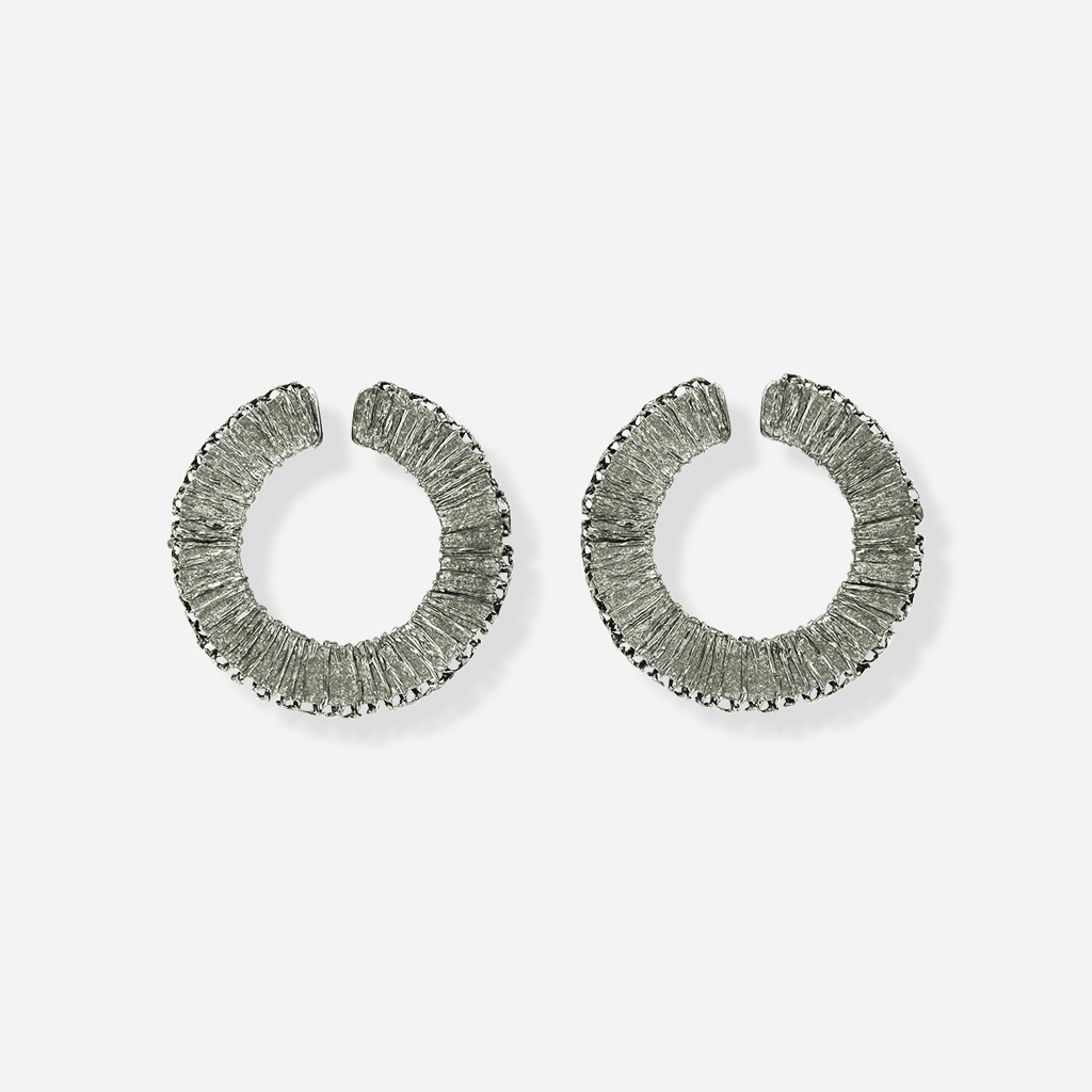 Grands anneaux texturés Spirale en métal ruthénium, boucles d’oreilles à glisser dans le creux de l’oreille.