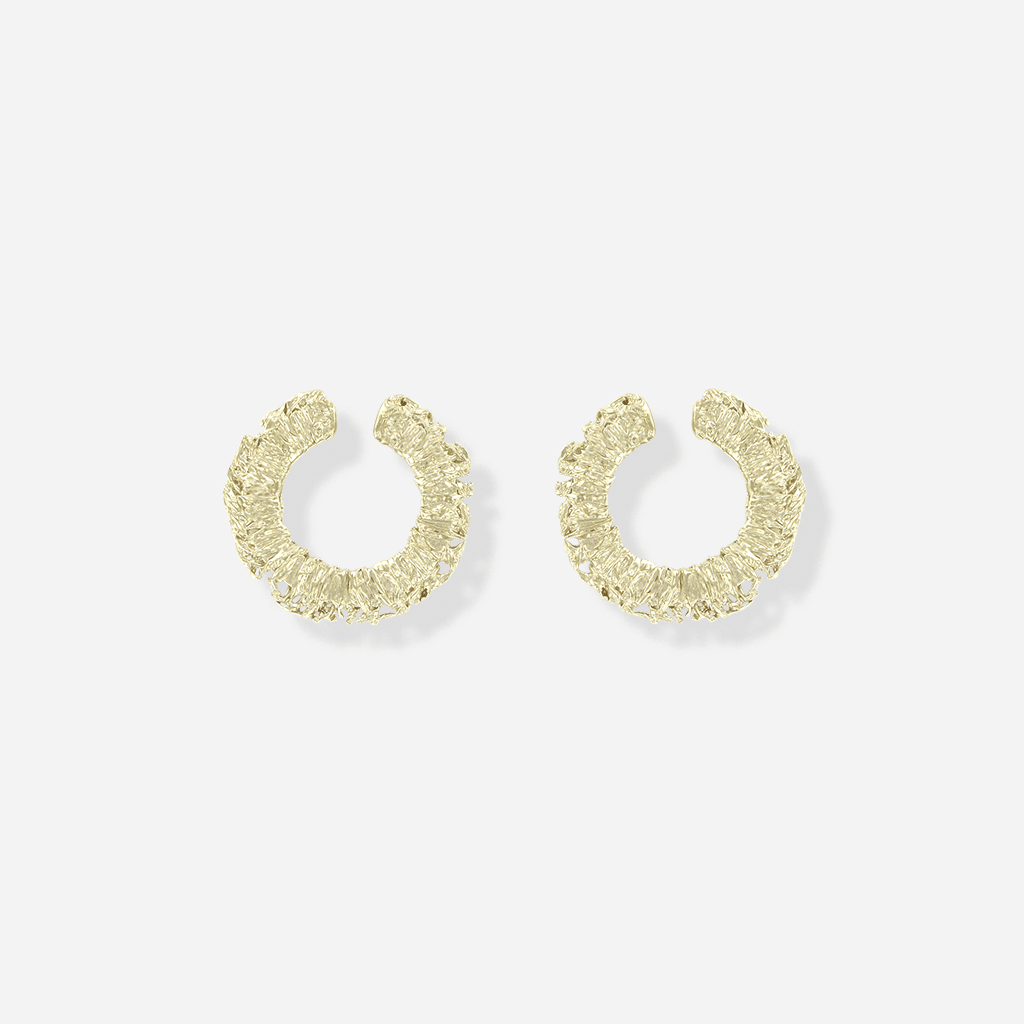 Petites boucles Spirale en métal doré, anneaux texturés et sculpturales s’insérant dans le creux de l’oreille.