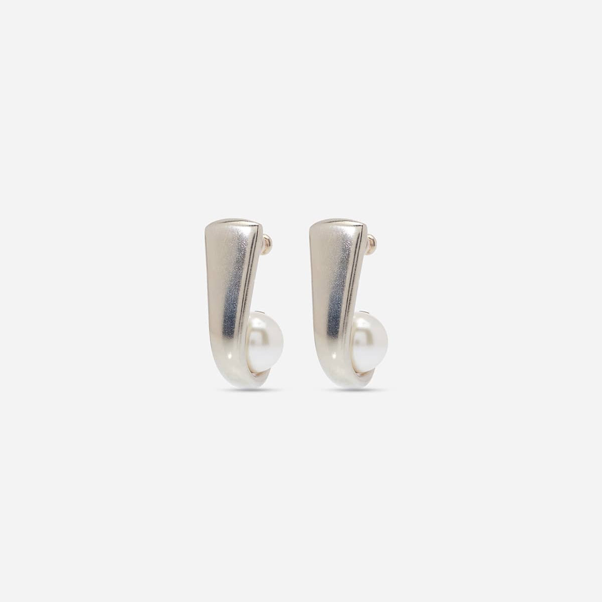 Les boucles d’oreilles Noé en métal satiné doré et crème, ornées de perles en cristal laqué, en percé.