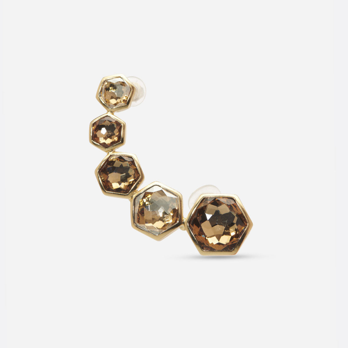 Boucle d’oreille Alma hexagonale en métal satiné doré jaune/camel, avec clip sur le haut de l’oreille et tige sur le lobe.