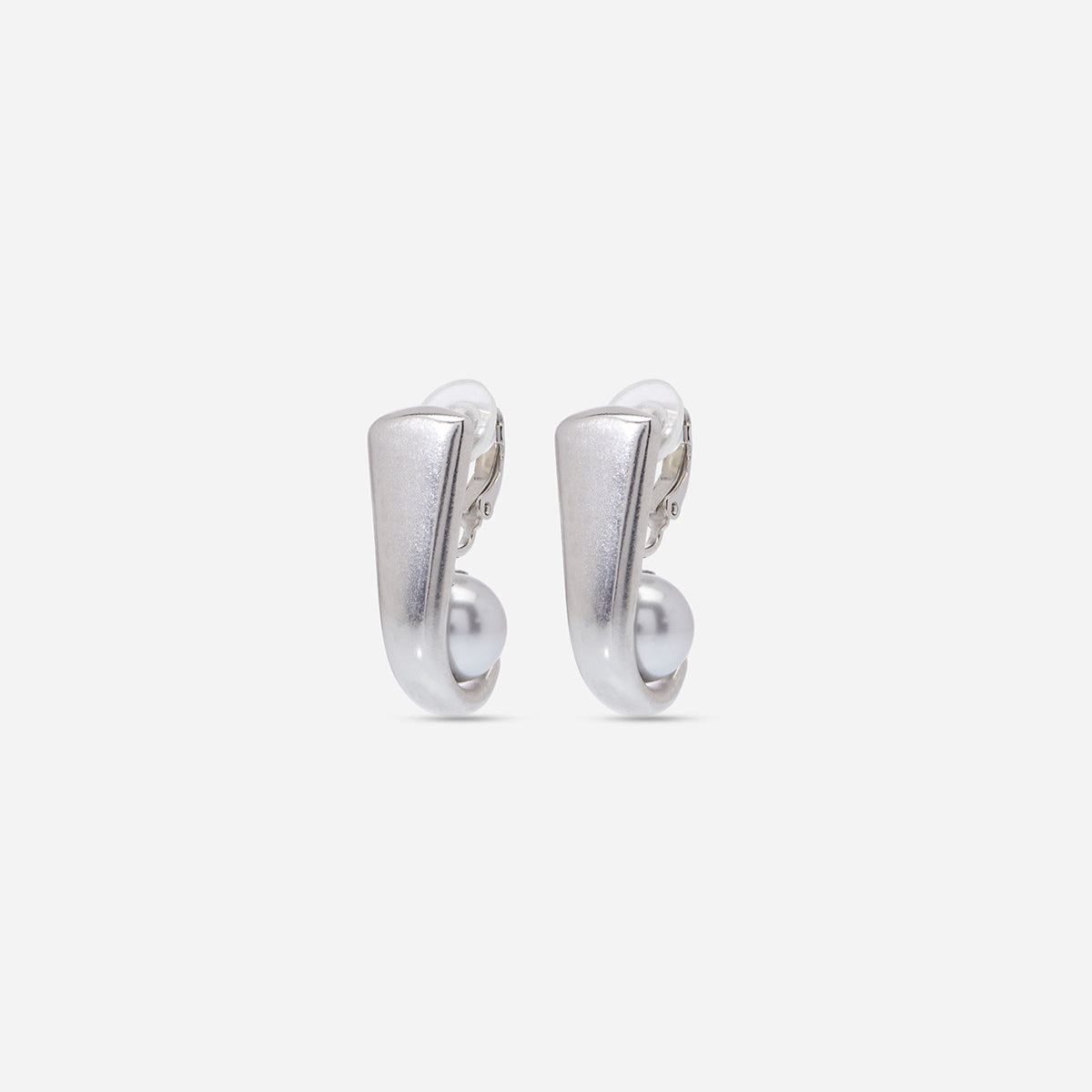 Boucles d’oreilles Noé en métal satiné argenté et gris, ornées de perles en cristal laqué, en clip.