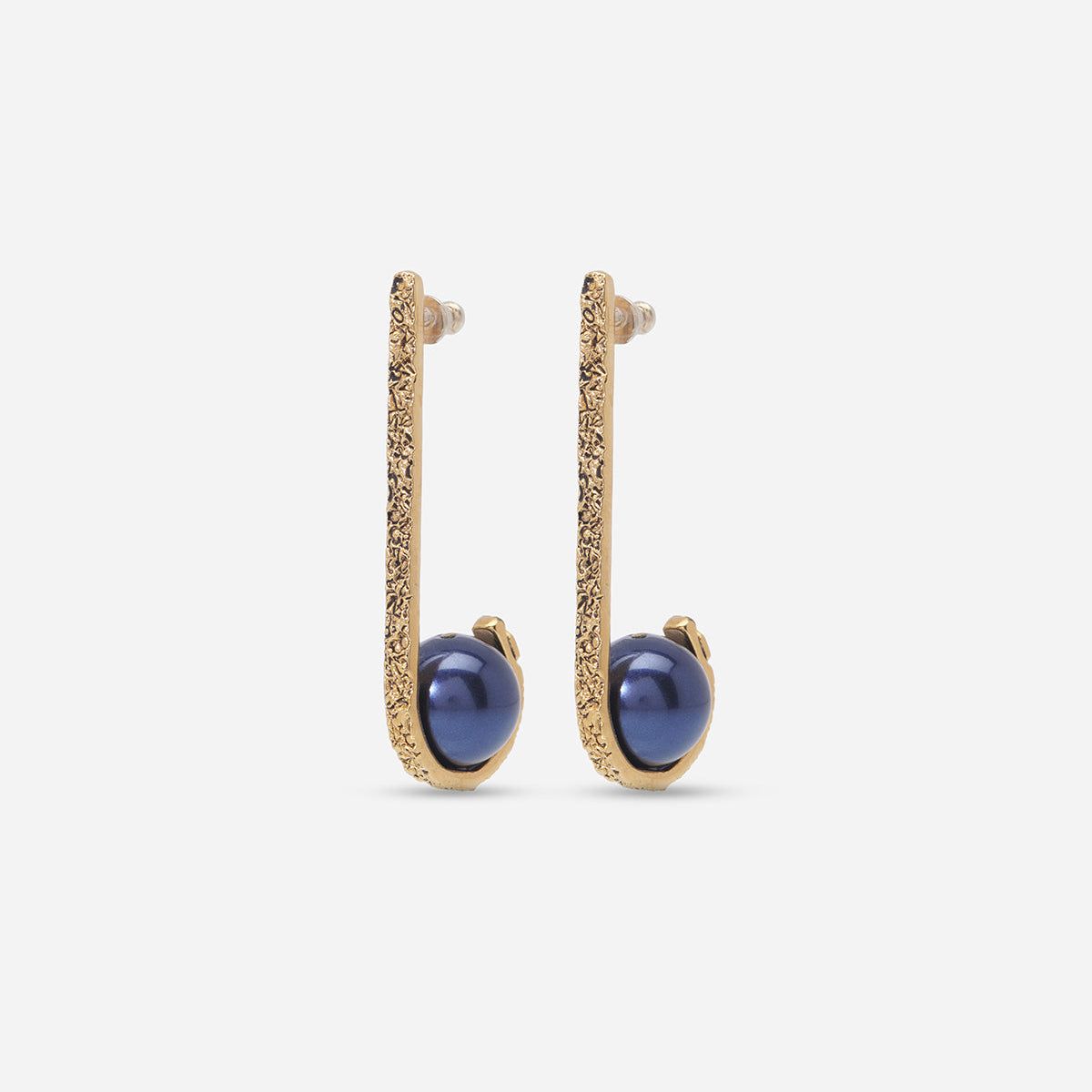 Paire de boucles d’oreilles longues Valentina en métal texturé vieux doré, avec perles bleu nuit, style percé.