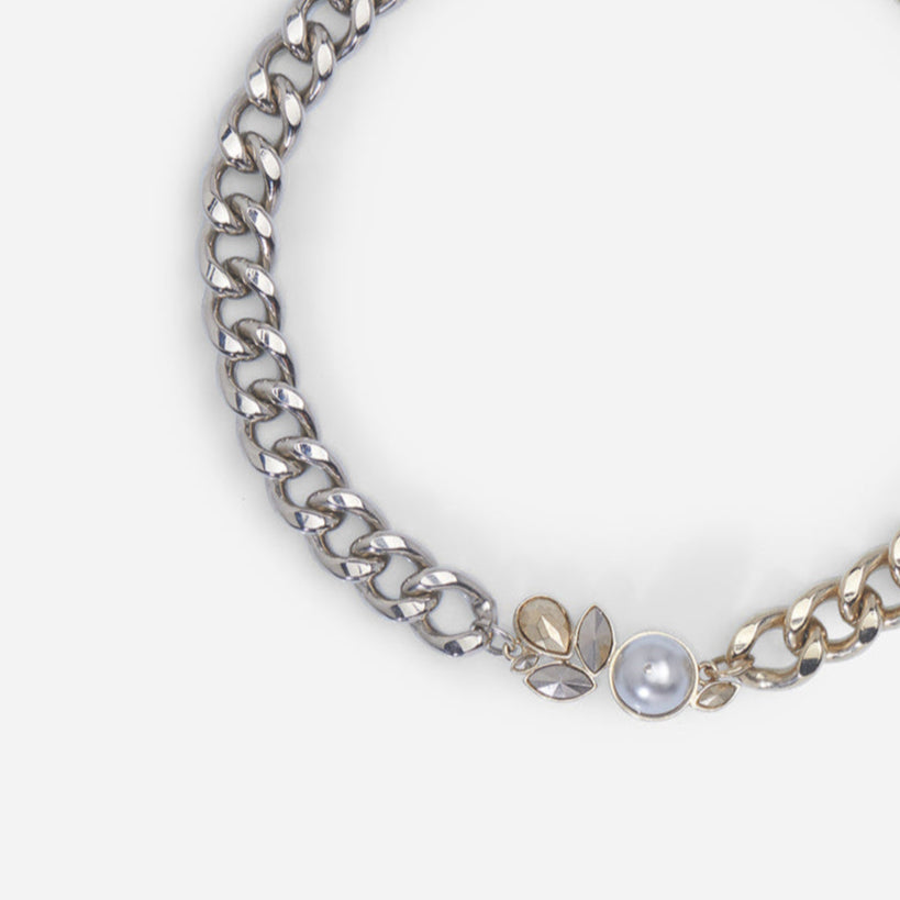 Collier fleur Chloé, chaîne gourmette bicolore avec motif floral au centre, rehaussé d’une perle nacrée.