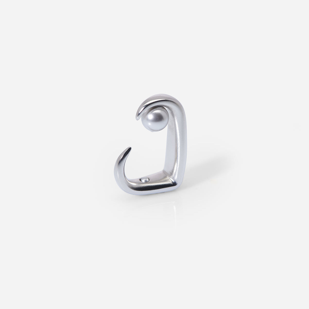 Une bague Noé au design architectural ouvert, en métal argenté, sublimée par une perle grise.