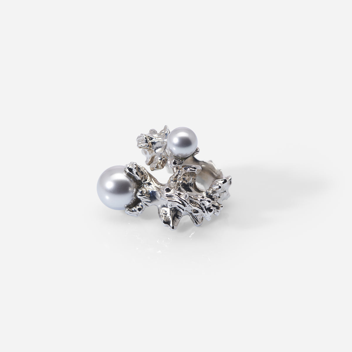 Bague perles Nature, sculpturale en métal argenté, enrichie de deux élégantes perles grises.