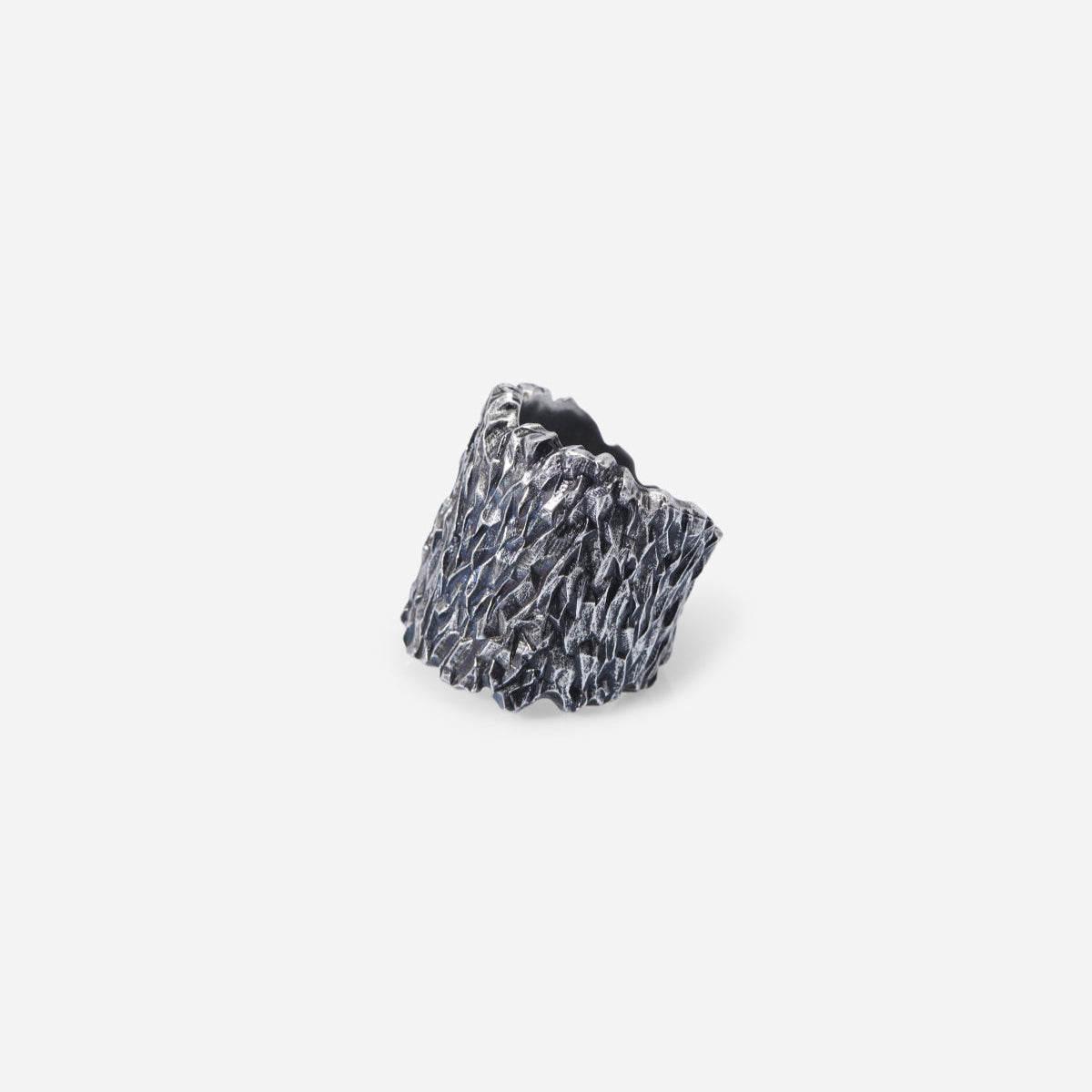 Bague jonc Mars en métal ruthénium, forme fermée, imposante comme une mini manchette au doigt.