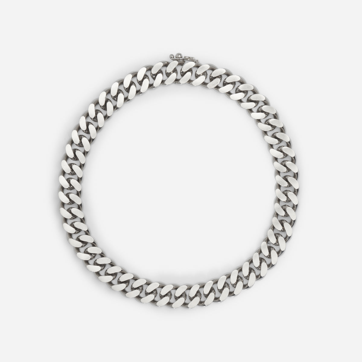 Collier chaîne gourmette Nebula en métal satiné argenté, à large maille au design graphique.