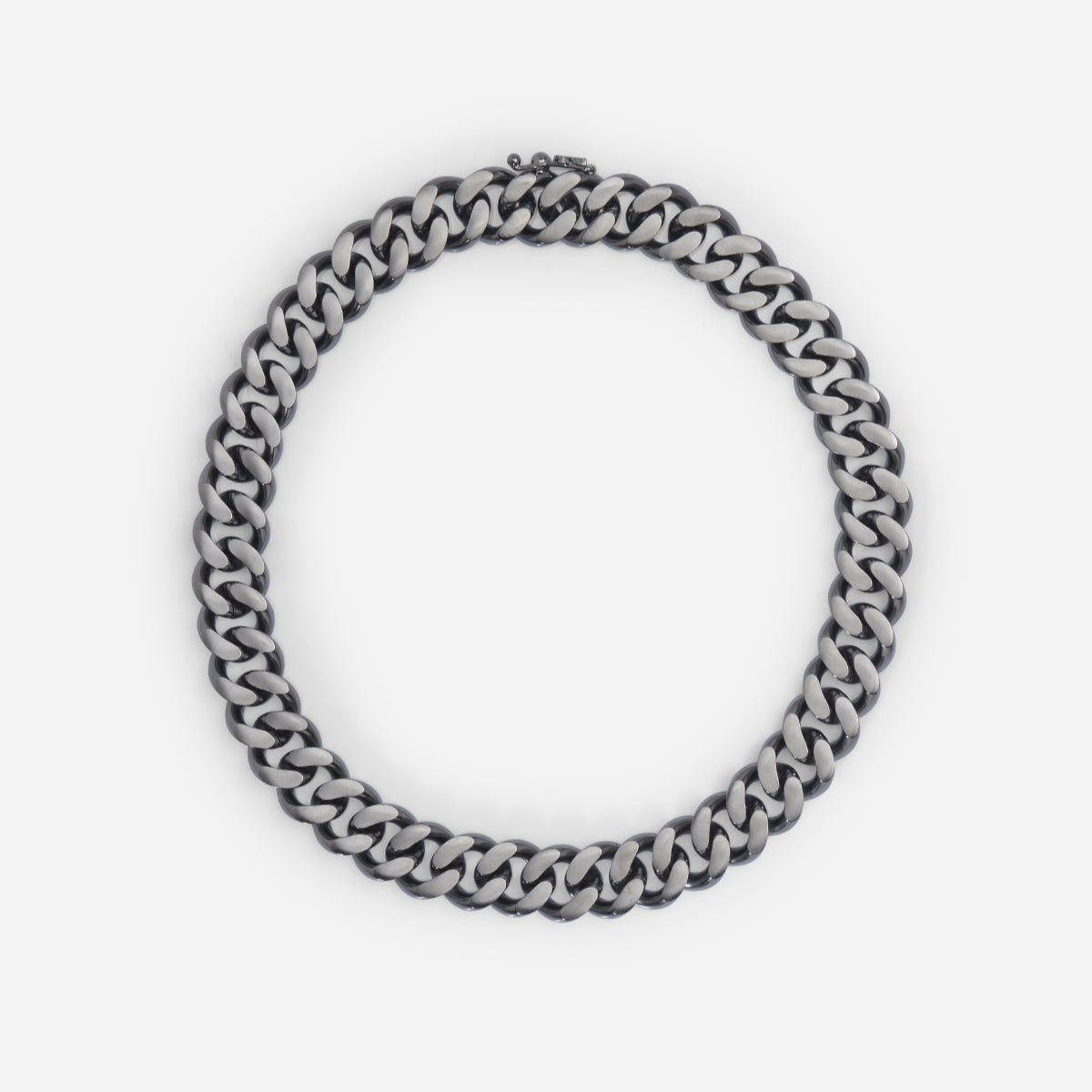 Collier chaîne gourmette Nebula avec large maille en métal satiné ruthénium, design graphique.