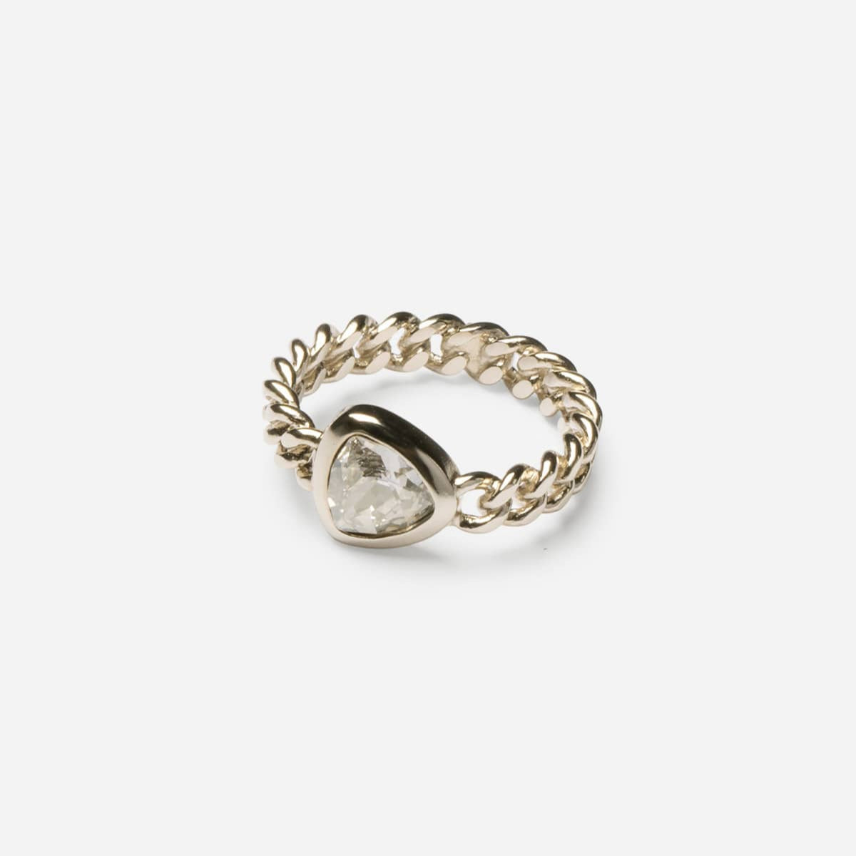 Bague strass Hortensia en chaîne gourmette rigide, métal doré, ornée d’un strass coloré inspiré de la fleur d’Hortensia.