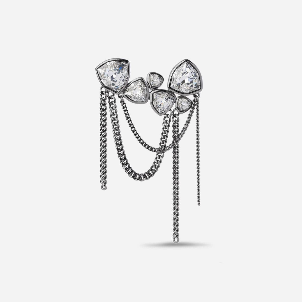 La grande broche Hortensia en métal ruthénium associe un motif strassé inspiré des pétales à des chaînes tombant en cascade.