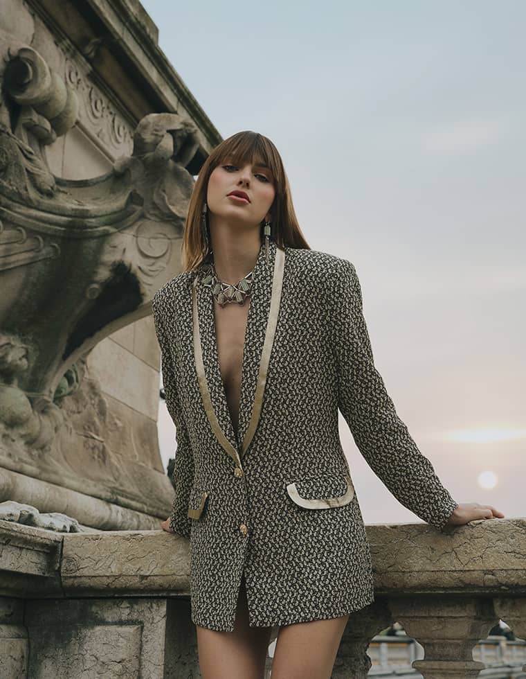 Mannequin portant un blazer structuré et le collier collerette strass Loki Delphine-Charlotte Parmentier