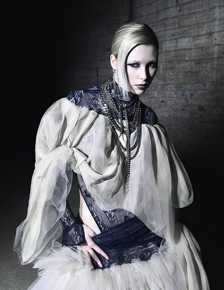 Femme portant un collier plastron Delphine-Charlotte Parmentier.