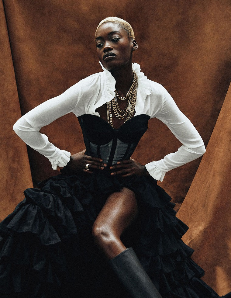 Mannequin portant le plastron Nebula Delphine-Charlotte Parmentier, corset noir et blouse blanche