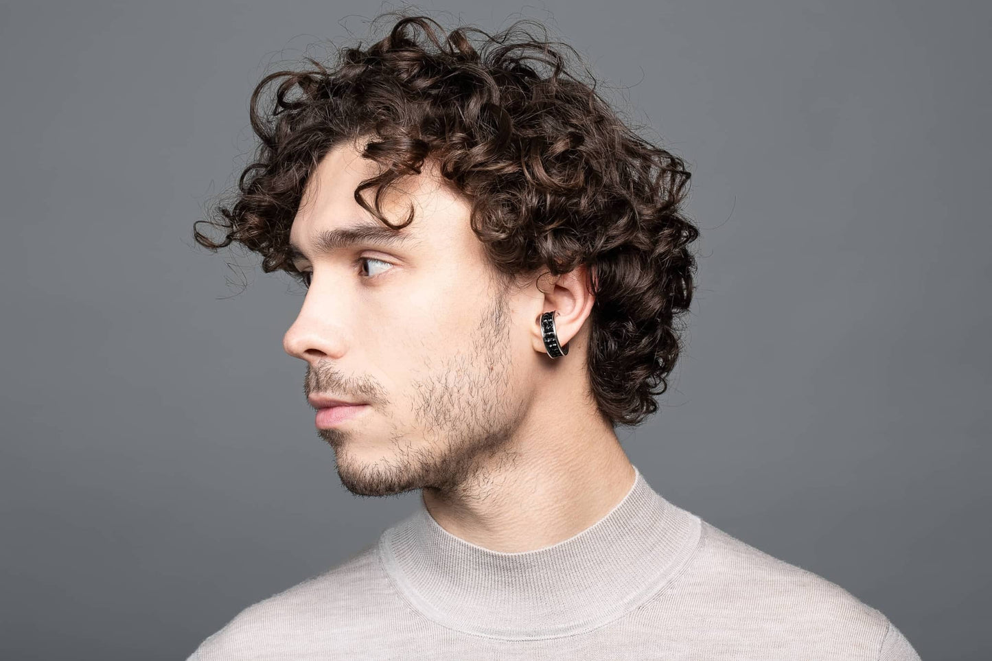 Modèle homme de profil portant l'anneau d'oreille Odin à strass noir