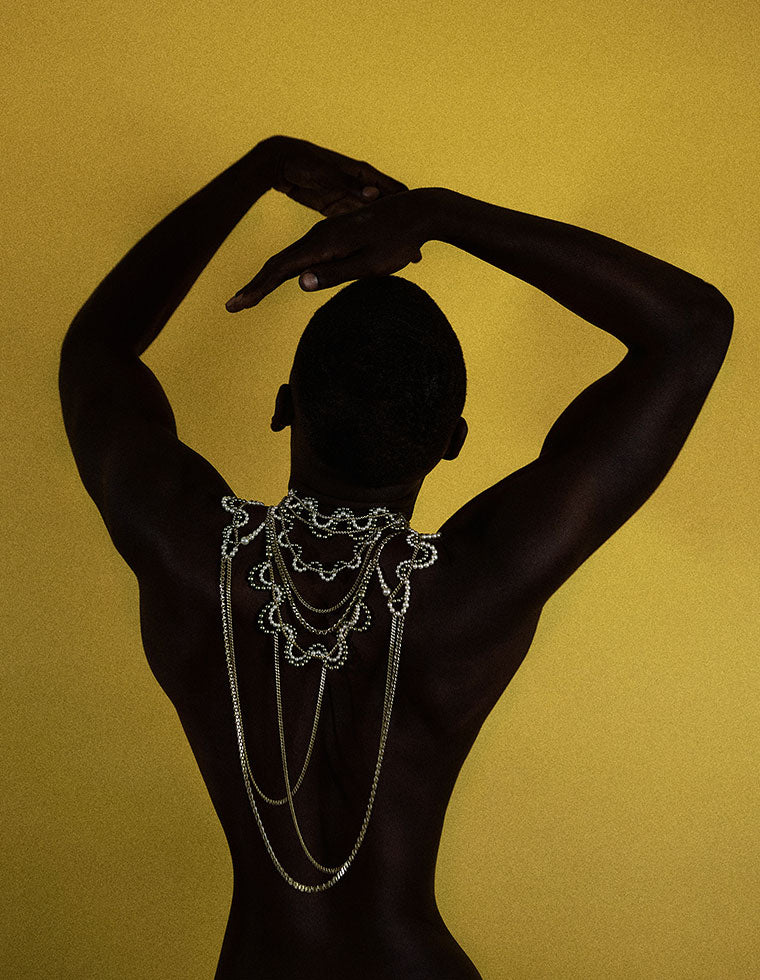 Silhouette de dos portant le plastron Sheeana 