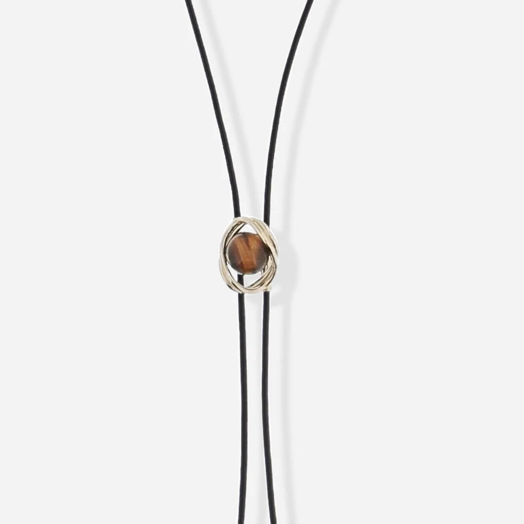 Collier cravate Bolo Anomalie unisexe en zoom en cuir noir, avec détail en satin doré et perle naturelle, œil de tigre.