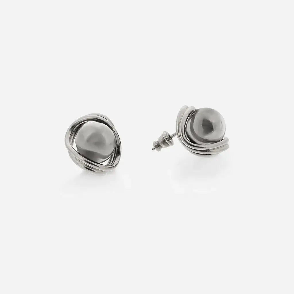 Boucles d’oreilles perles Anomalie, structure en métal torsadé satiné argenté avec perles assorties.