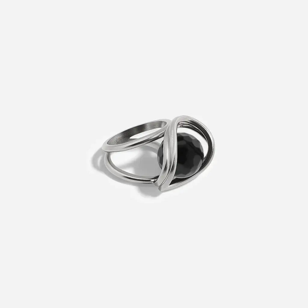 Une bague perle moderne Anomalie sculpturale à double structure en métal satin argenté avec perle en verre noir.