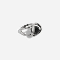 Une bague perle moderne Anomalie sculpturale à double structure en métal satin argenté avec perle en verre noir.