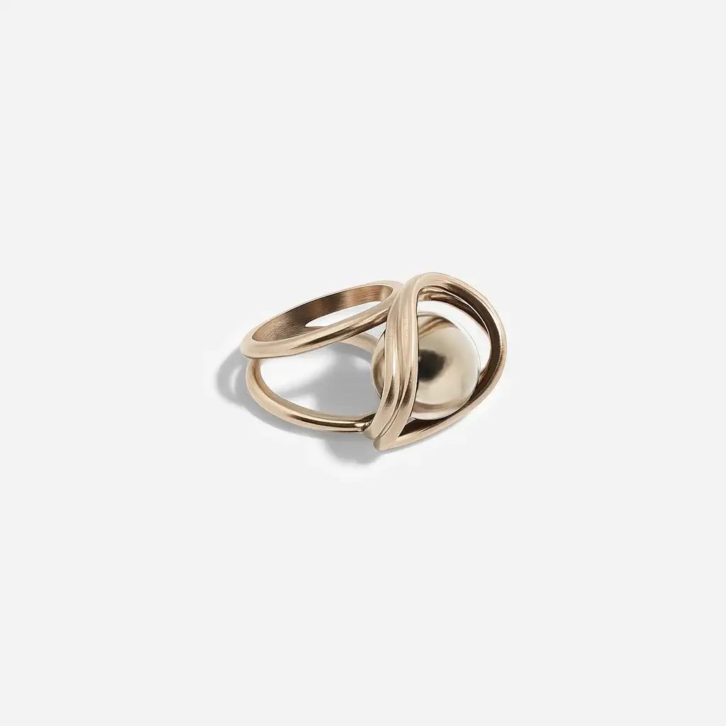 Une bague perle moderne Anomalie au design graphique en métal satin doré, perle en métal doré, à structure double.