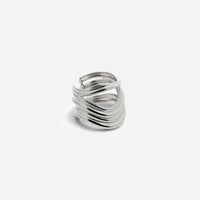 Une bague large Anomalie graphique en métal satiné argenté, composée de plusieurs lignes métalliques volumineuses.