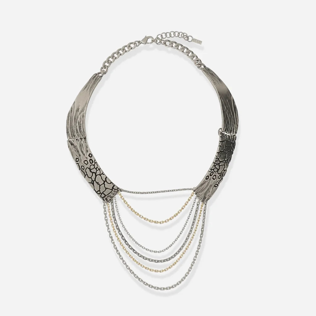 Collier multi rangs Trouble avec design bicolore en vieil argenté et doré à plusieurs rangs.
