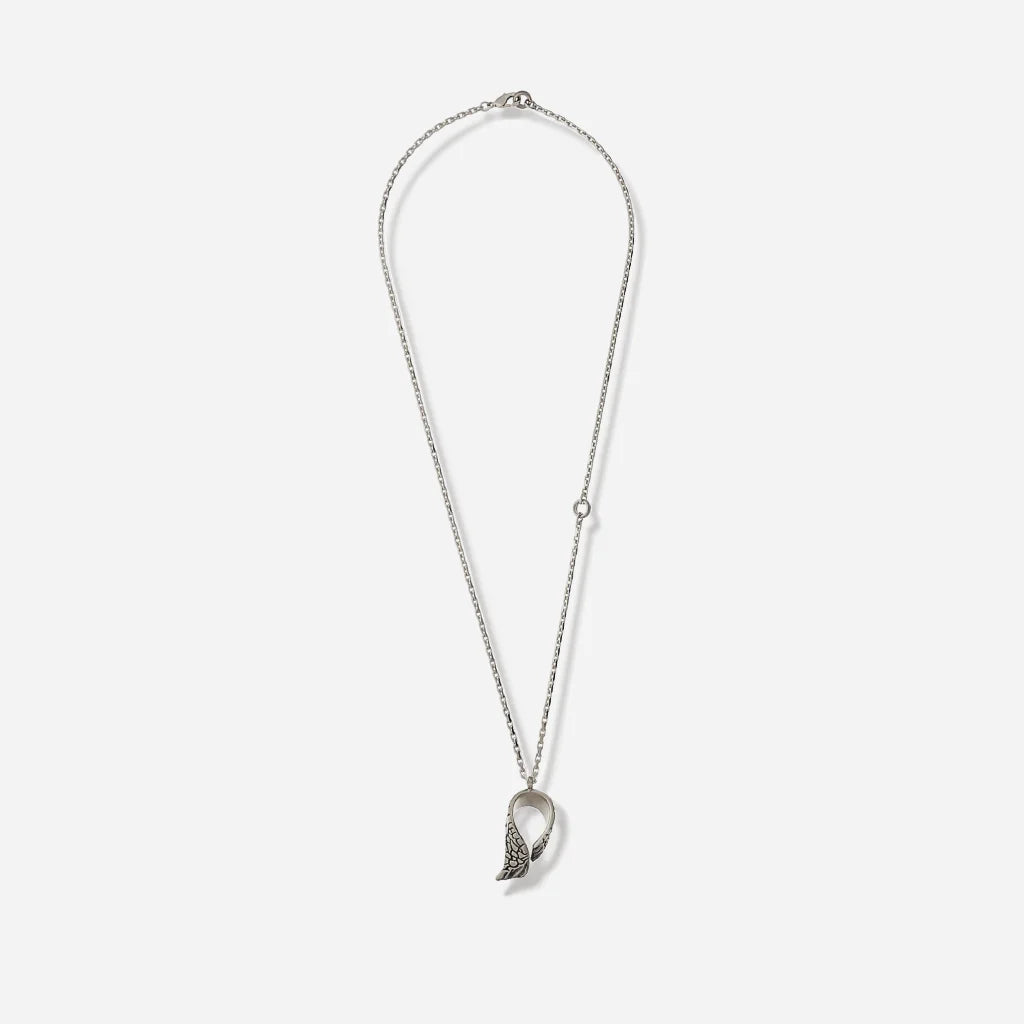 Un collier pendentif ailes Trouble en vieil argenté orné de strass noirs, avec chaîne fine en métal et pendentif en aile.
