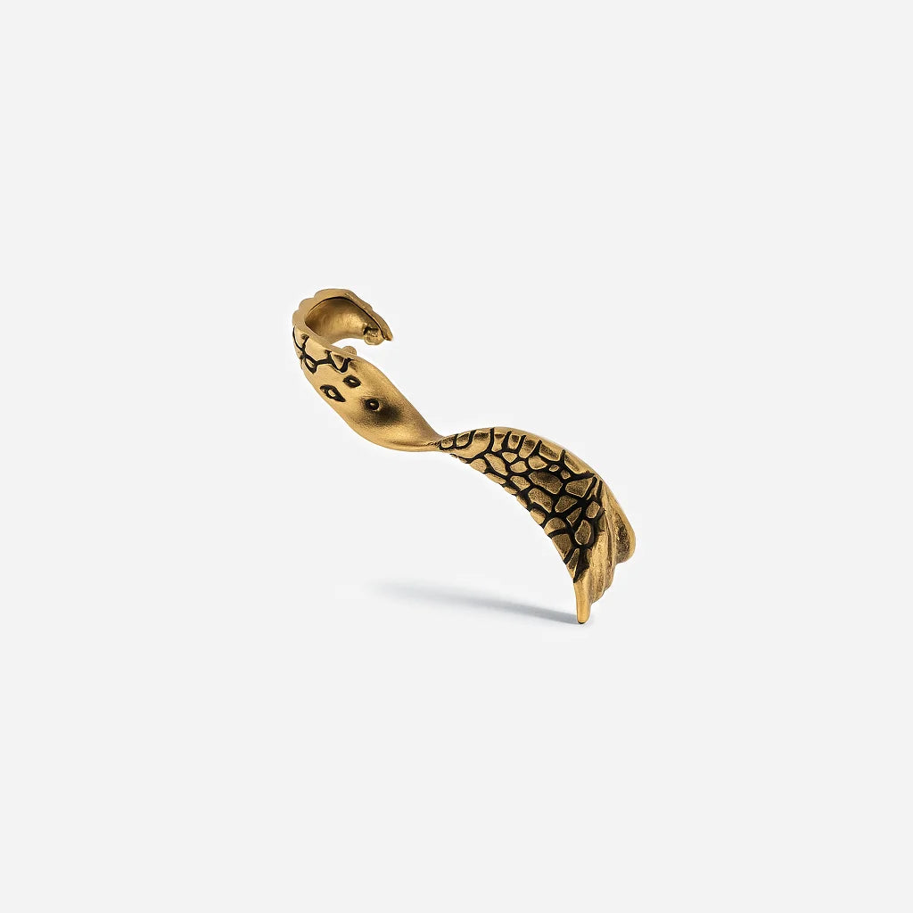 Le ear cuff Trouble unisexe en vieux doré avec une forme torsadée originale et son motif texturé.