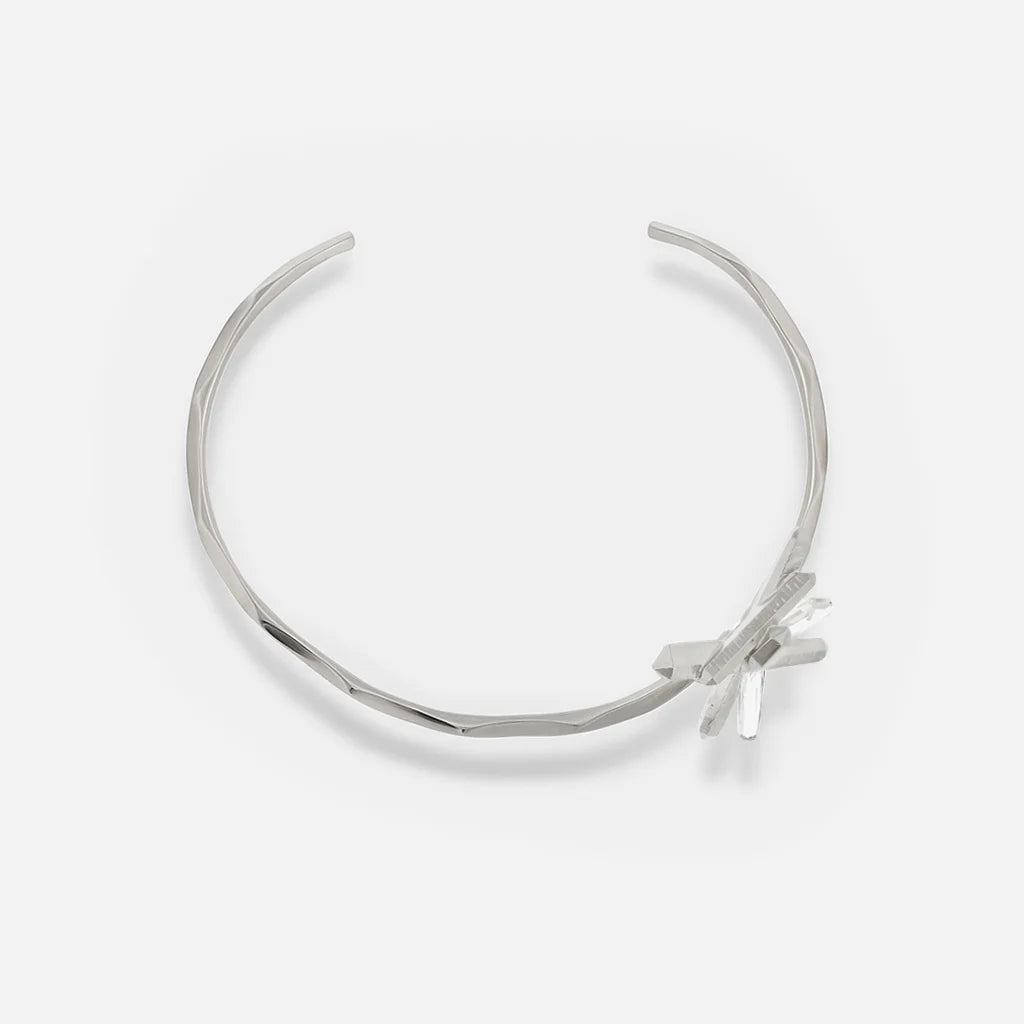 Collier torque rigide Turbulence en métal satiné argenté avec motif en cristal de roche.