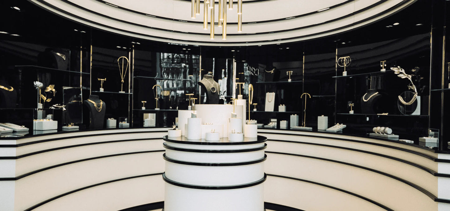Photo d’une boutique de bijoux au design contemporain avec vitrines lumineuses et présentoirs minimalistes.