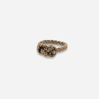 Bague en métal vieux doré texturé, motif tressé avec nœud sculpté

