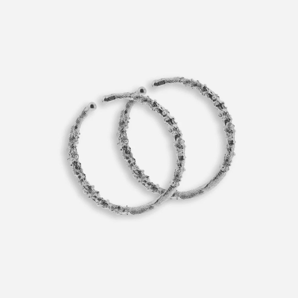 Boucles d’oreilles créoles ouvertes en métal argenté texturé, ornées de perles et de strass, sans perçage
