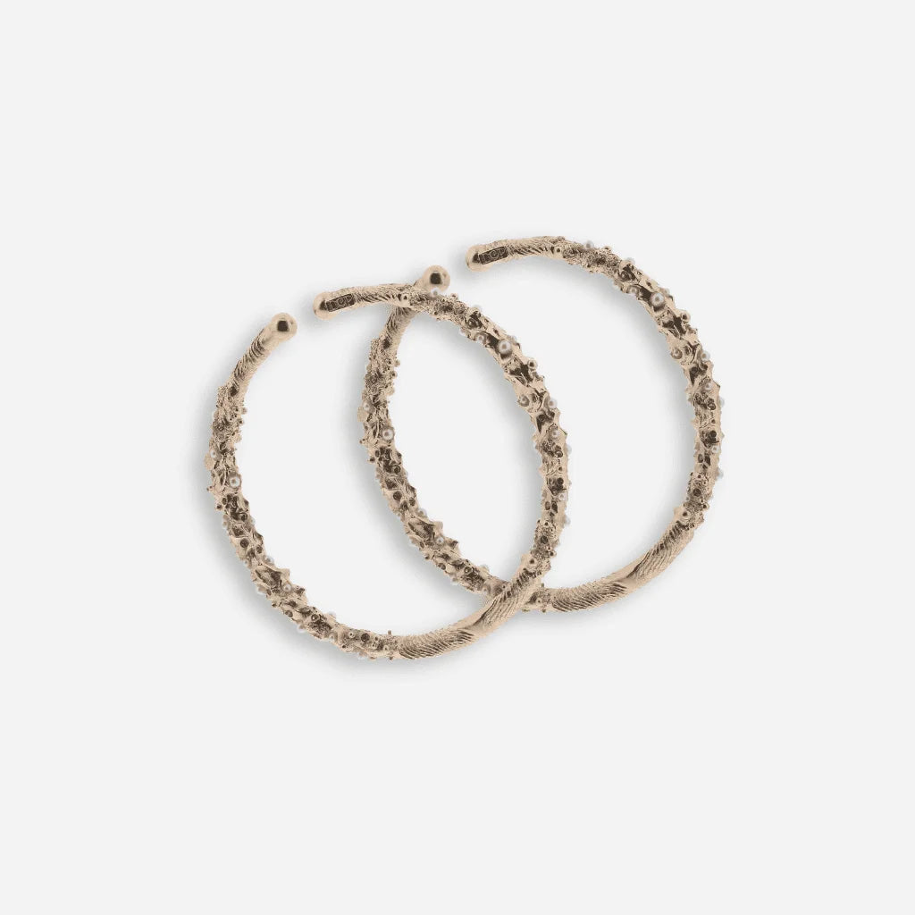 Boucles d’oreilles créoles ouvertes en métal doré texturé, ornées de perles et de strass, sans perçage