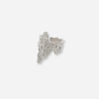 Bague en métal argenté texturé forme organique ajourée, surface en relief sculpté
