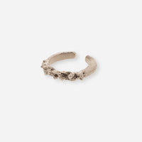 Bague ouverte en métal doré texturé, forme organique, ornée de perles et détails en relief