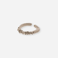 Bague ouverte en métal doré texturé, forme organique en relief sculpté
