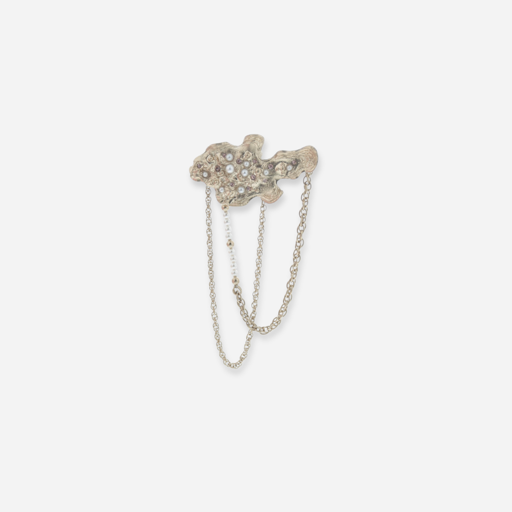 Bijou d’oreille en métal doré texturé forme organique, orné de perles et strass, avec chaînes pendantes multi-rangs
