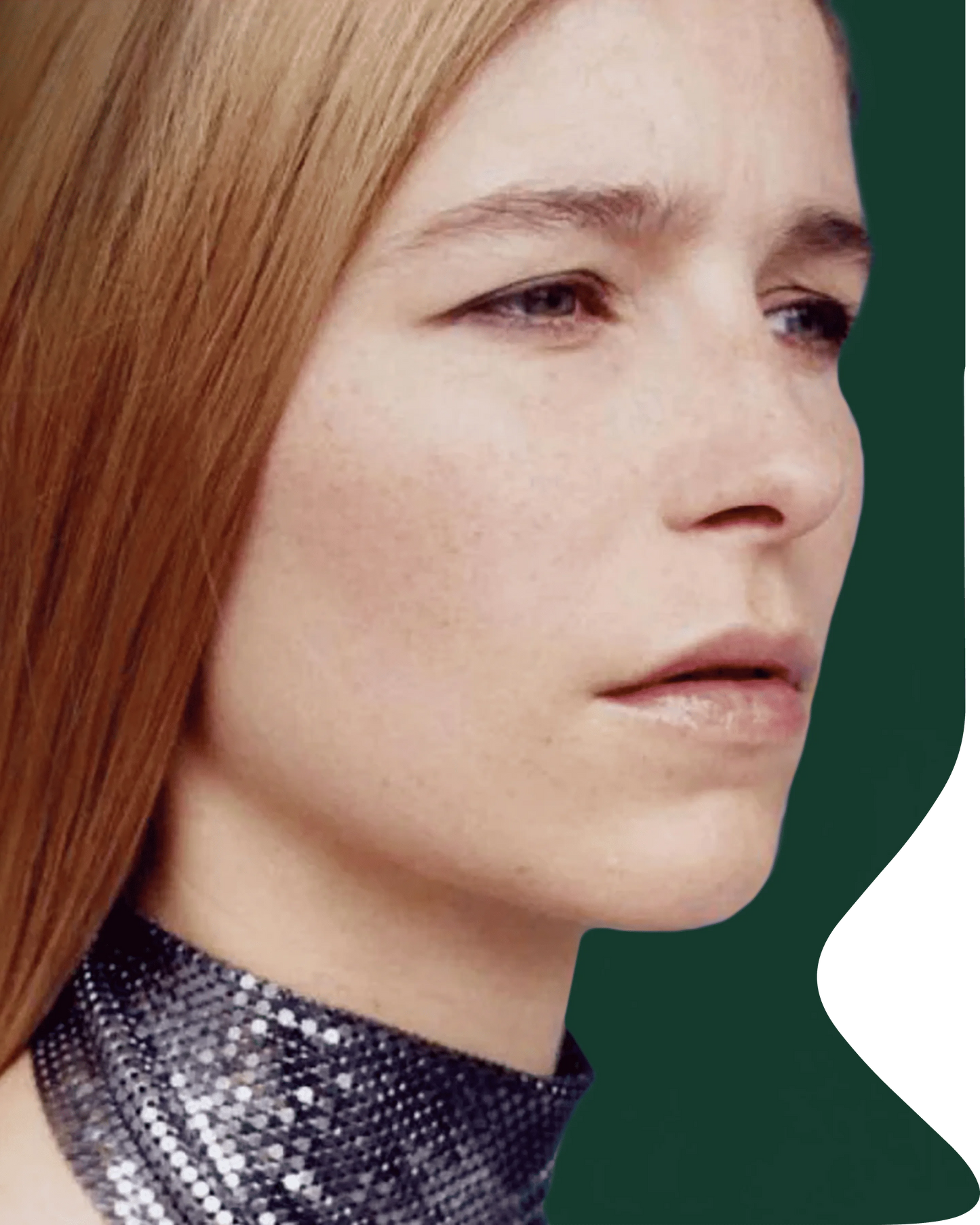 Portrait de Delphine-Charlotte Parmentier portant un collier ras du cou métallique texturé dans une esthétique mode contemporaine.
