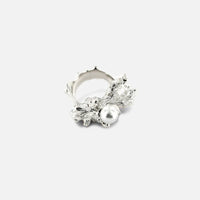 La bague perle Nature texturée est en métal argenté satiné rehaussée d'une perle de cristal.