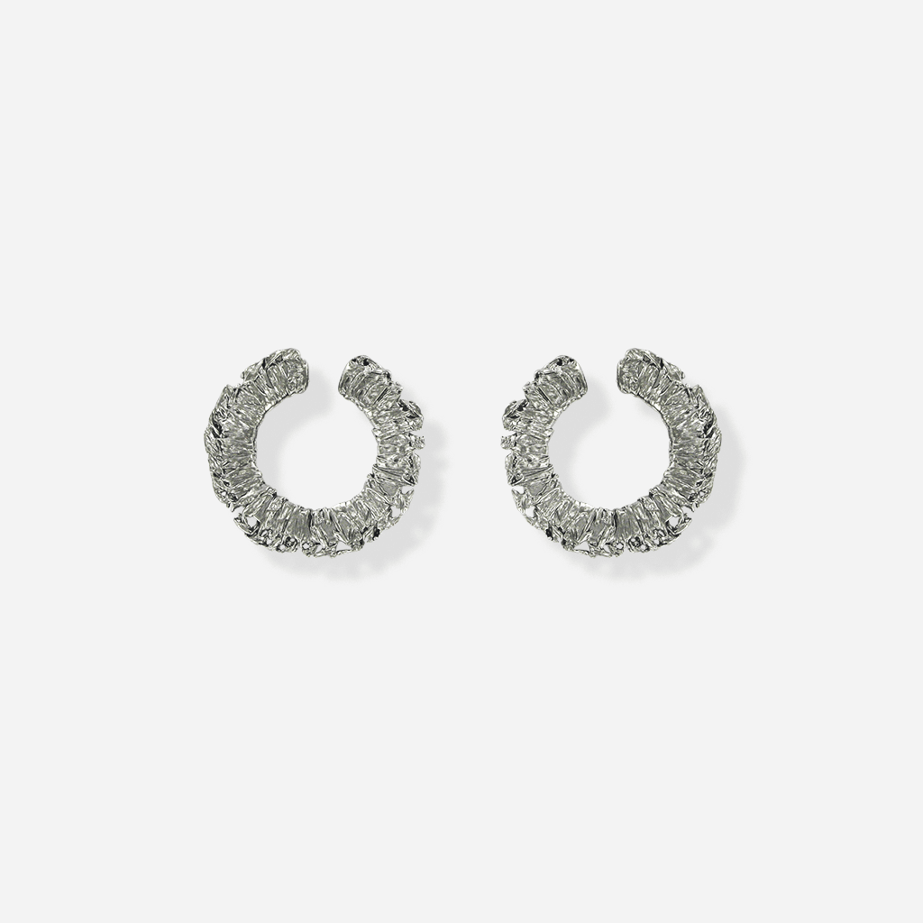 Petites boucles Spirale en métal ruthénium, anneaux texturés s’insérant dans le creux de l’oreille.