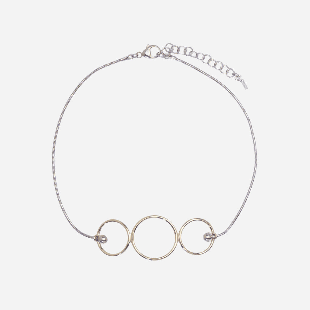 Le collier lune Full Moon en métal satiné bicolore, choker moderne composé de trois anneaux métalliques, pour un style contemporain.