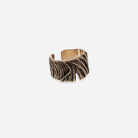 Bague large ouverte en métal vieux doré texturé, motif nervuré sculpté