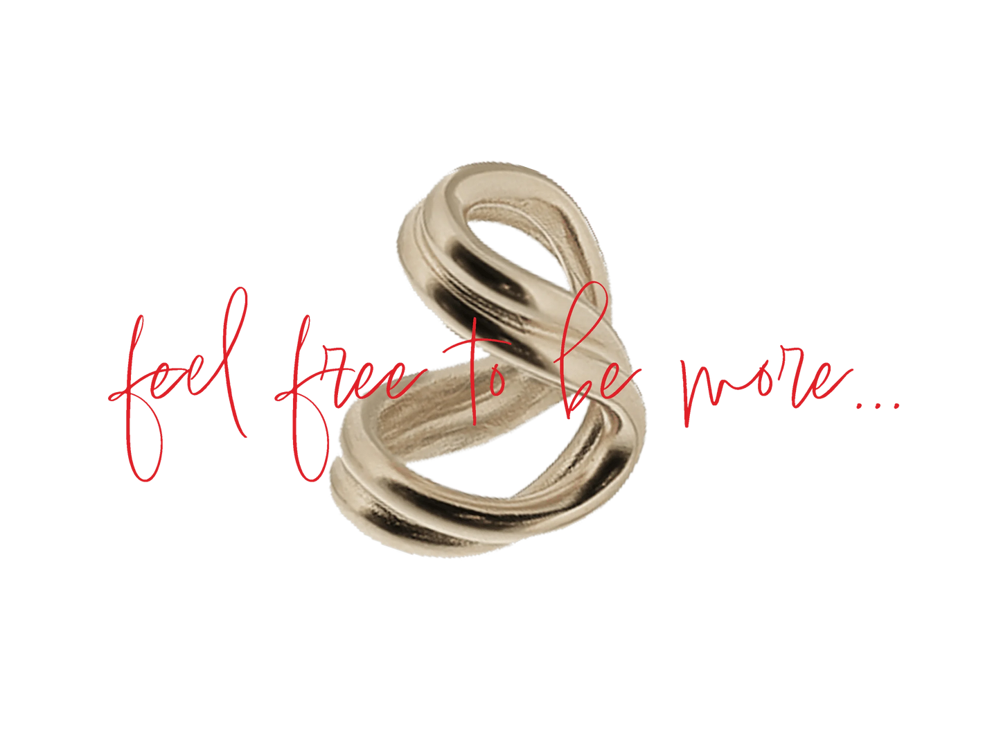 Photo produit d’un bijou d'oreille sculpturale dorée au design entrelacé avec inscription “feel free to be more”.
