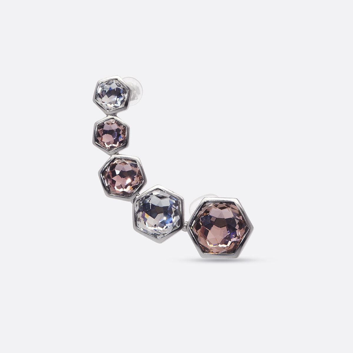 Boucle d’oreille Alma en métal satiné argenté, rose et cristal, hexagonale, avec clip sur le haut de l’oreille et tige sur le lobe.